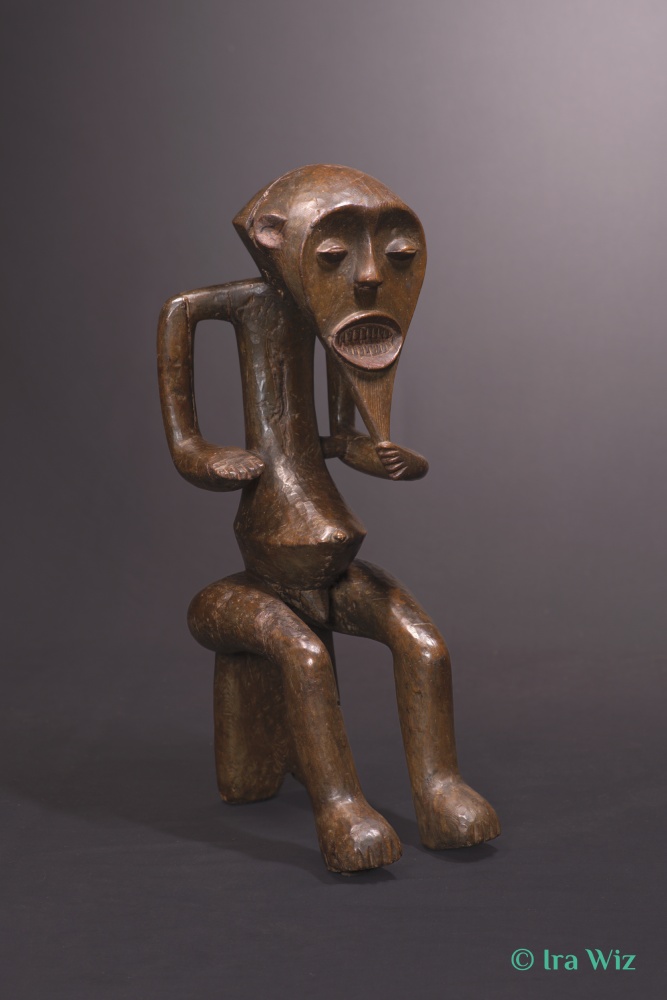 Photo de profil, gros plan visage de la statue "Echo à Moore" mambila (frontière Nigeria-Cameroun), haut. 62 cm, prof. 32,5 cm, bois dur, belle patine, quelques recollages. ©Ira Wiz