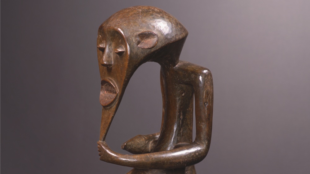 Photo de profil, plan visage de la statue "Echo à Moore" mambila (frontière Nigeria-Cameroun), haut. 62 cm, prof. 32,5 cm, bois dur, belle patine, quelques recollages. ©Ira Wiz